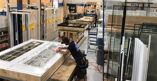 Travailleur dans un atelier d'aluminium